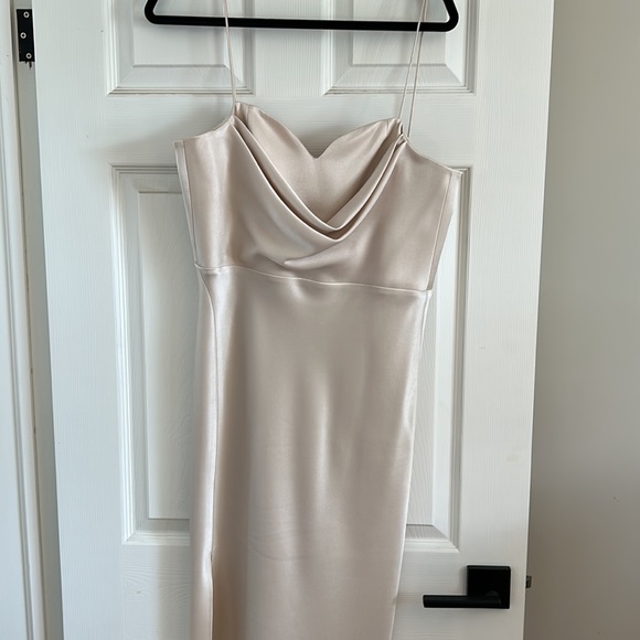 Alice + Olivia Kiyoko Champagne Midi Dress - Picture 3 of 9